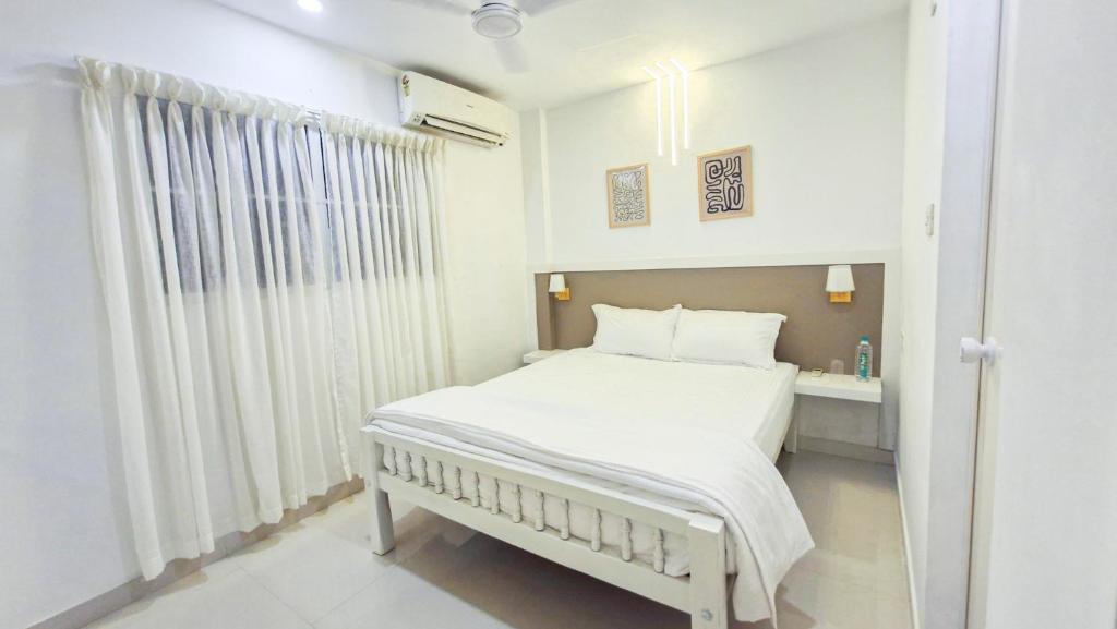 Postel nebo postele na pokoji v ubytování Pine Beach House Alleppey