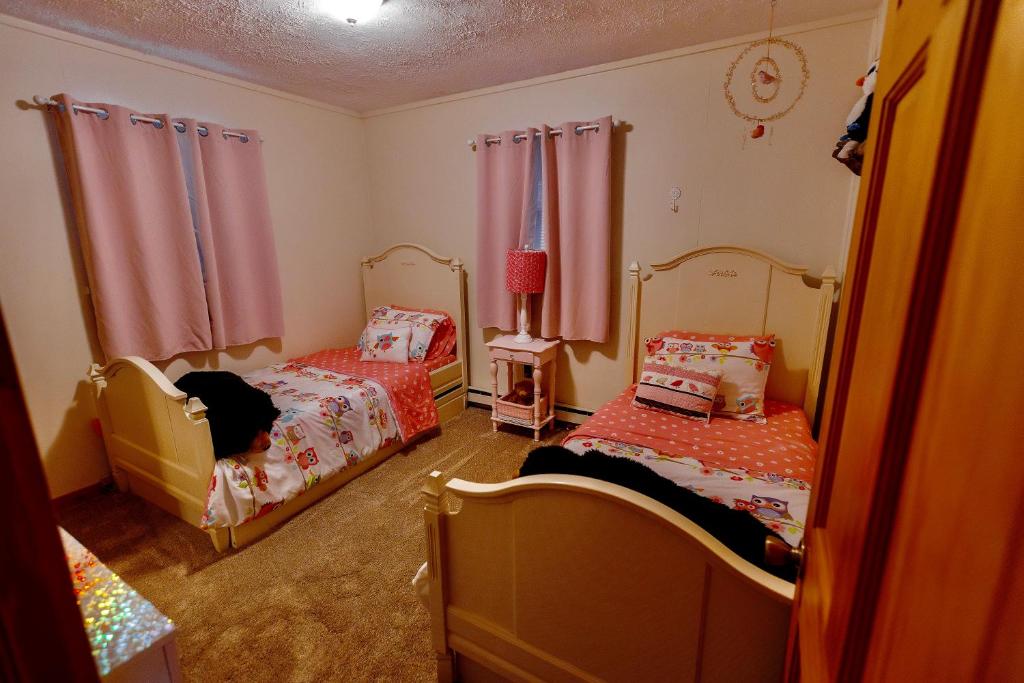 Postel nebo postele na pokoji v ubytování Poconos Getaway with Hot Tub-Close to Attractions, Perfect for Family &Friends!