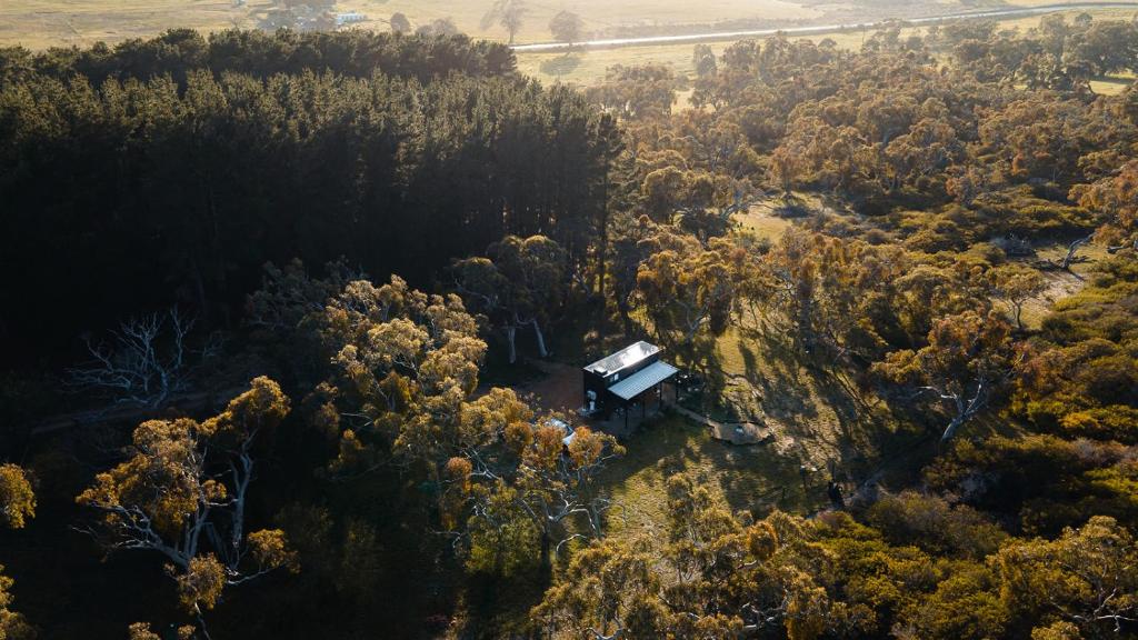 una vista aerea di una casa in una foresta di Sandy Hill Forest Tiny Home a Yankalilla