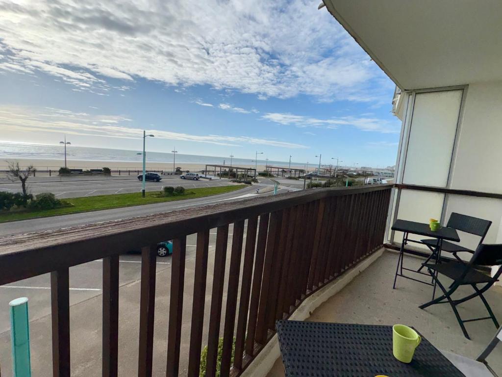 Elle comprend un balcon offrant une vue sur la plage et l'océan. dans l'établissement Appartement 2 chambres près plage, animaux admis - FR-1-323-309, à Saint-Jean-de-Monts