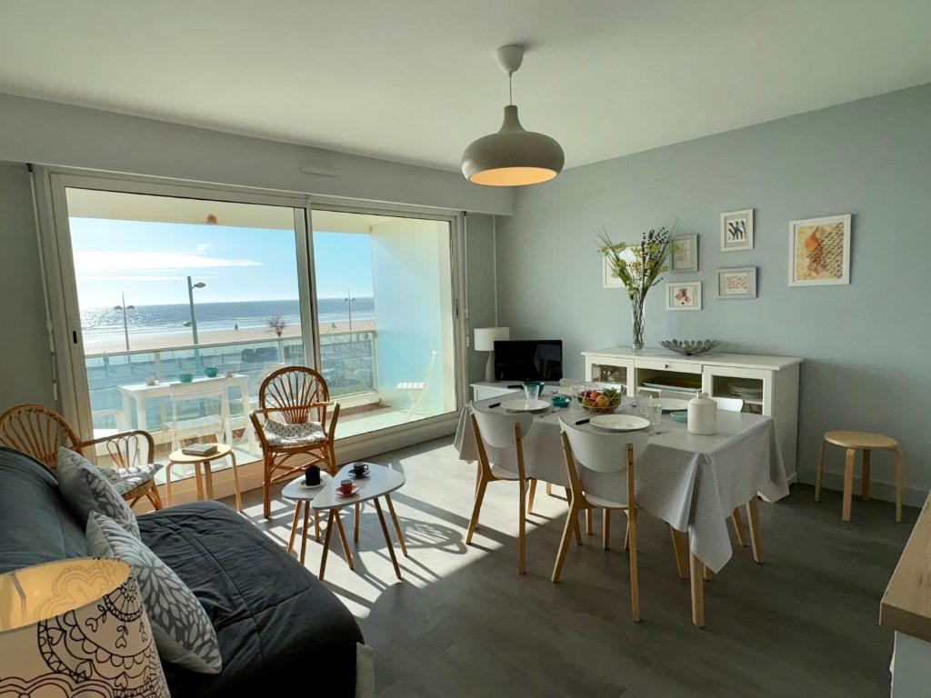 - un salon avec une table et une vue sur l'océan dans l'établissement Appartement rénové 1 chambre avec balcon et parking privé à Saint-Jean-de-Monts - FR-1-323-413, à Saint-Jean-de-Monts
