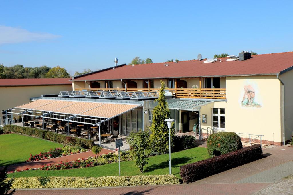 Blick auf das Hotel vom Innenhof aus in der Unterkunft Land-gut-Hotel Seeblick in Klietz