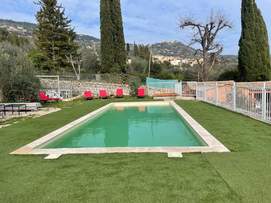 - une piscine dans une cour avec de l'herbe verte dans l'établissement VILLA Rayon d'Or, à Peymeinade