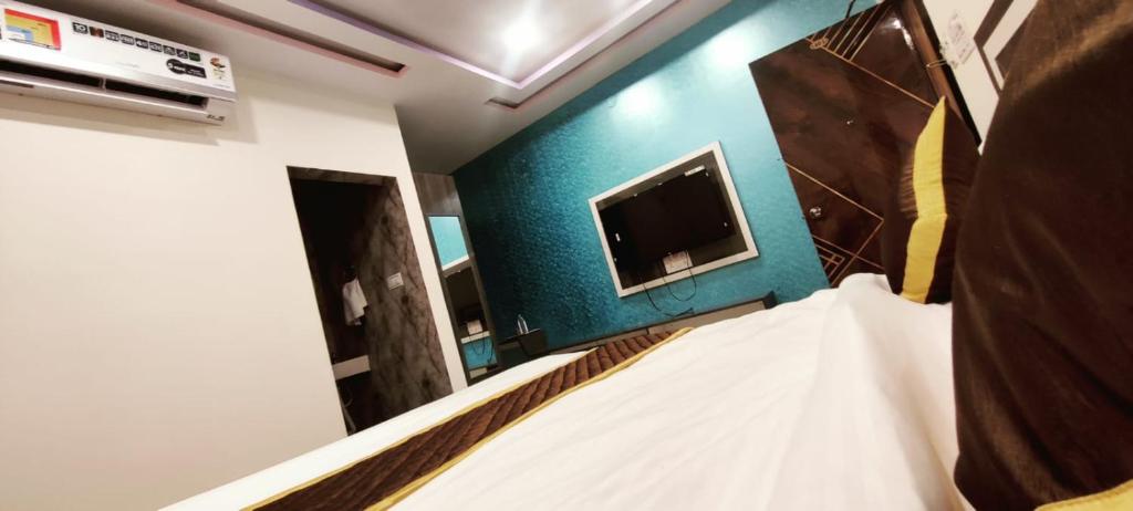 TV a/nebo společenská místnost v ubytování Aadya Inn New Luxury Hotel
