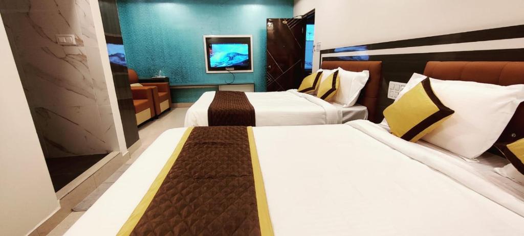 Postel nebo postele na pokoji v ubytování Aadya Inn New Luxury Hotel