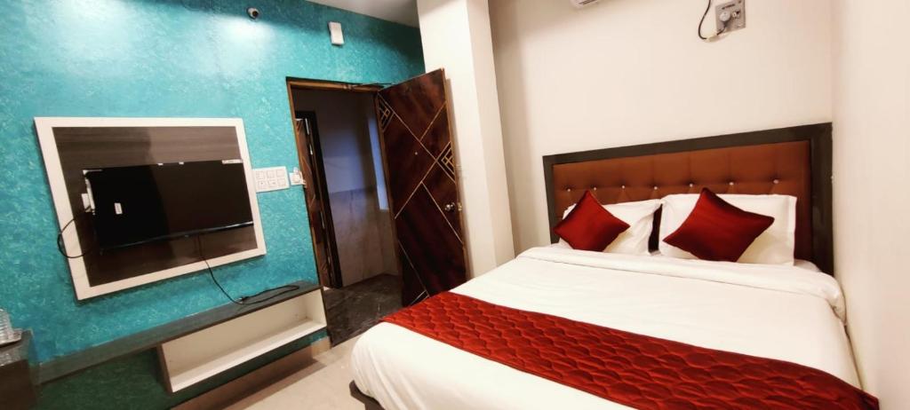 Postel nebo postele na pokoji v ubytování Aadya Inn New Luxury Hotel