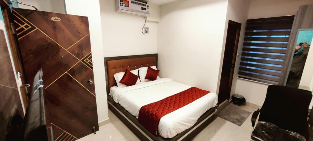Postel nebo postele na pokoji v ubytování Aadya Inn New Luxury Hotel