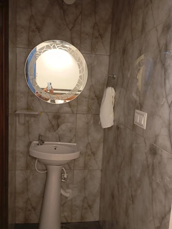 Koupelna v ubytování Aadya Inn New Luxury Hotel