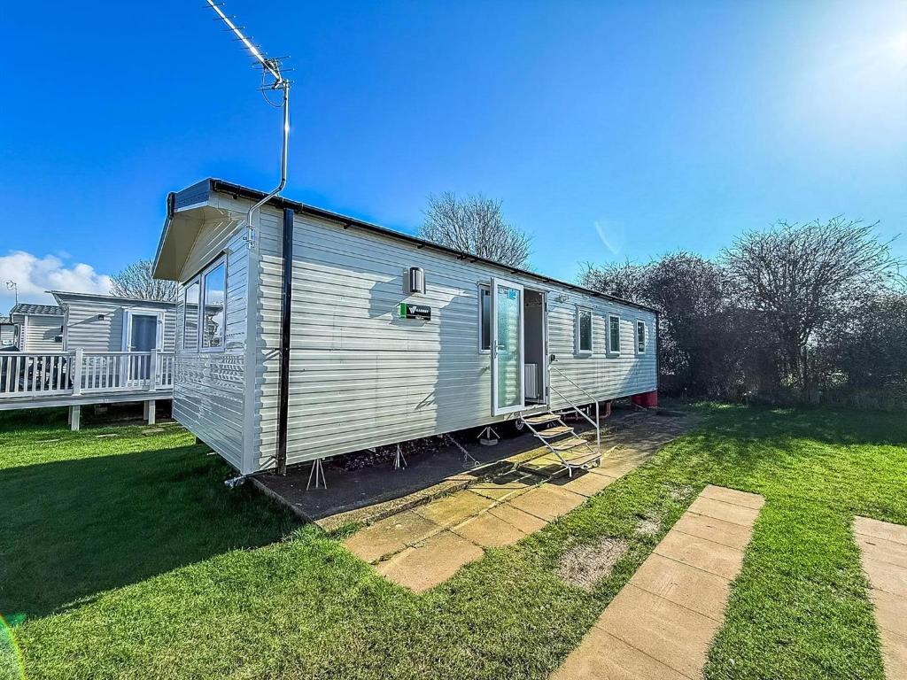 una casa pequeña está sentada en un patio en Lovely 8 Berth Caravan Ref 23028B, en Hunstanton