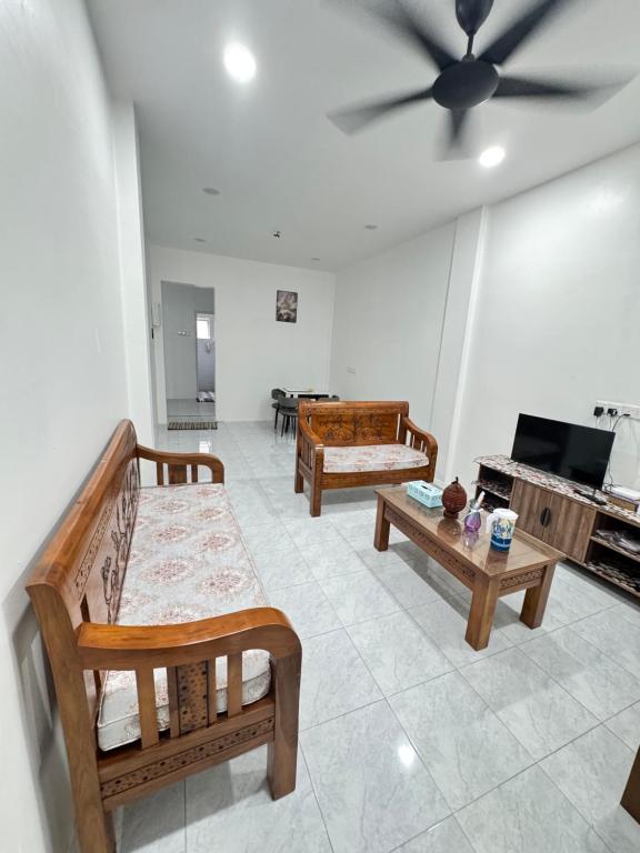 Μια τηλεόραση ή/και κέντρο ψυχαγωγίας στο Dhaya Homestay 1