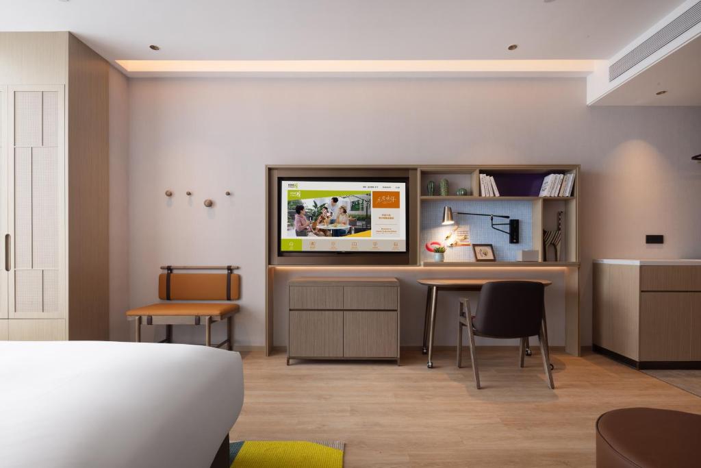 Televiisor ja/või meelelahutuskeskus majutusasutuses Home2 Suite by Hilton Yiwu World Trade Center