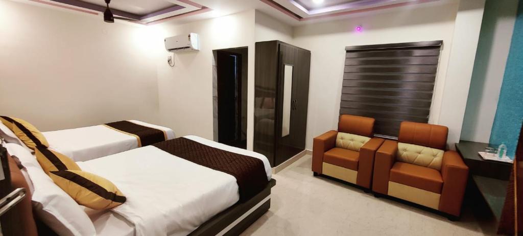 Postel nebo postele na pokoji v ubytování Aadya Inn New Luxury Hotel