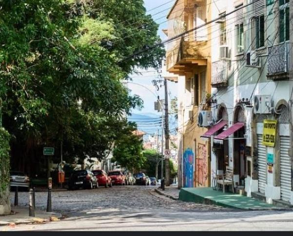 Una calle adoquinada en una ciudad con un edificio en Home in santa Teresa, en Río de Janeiro