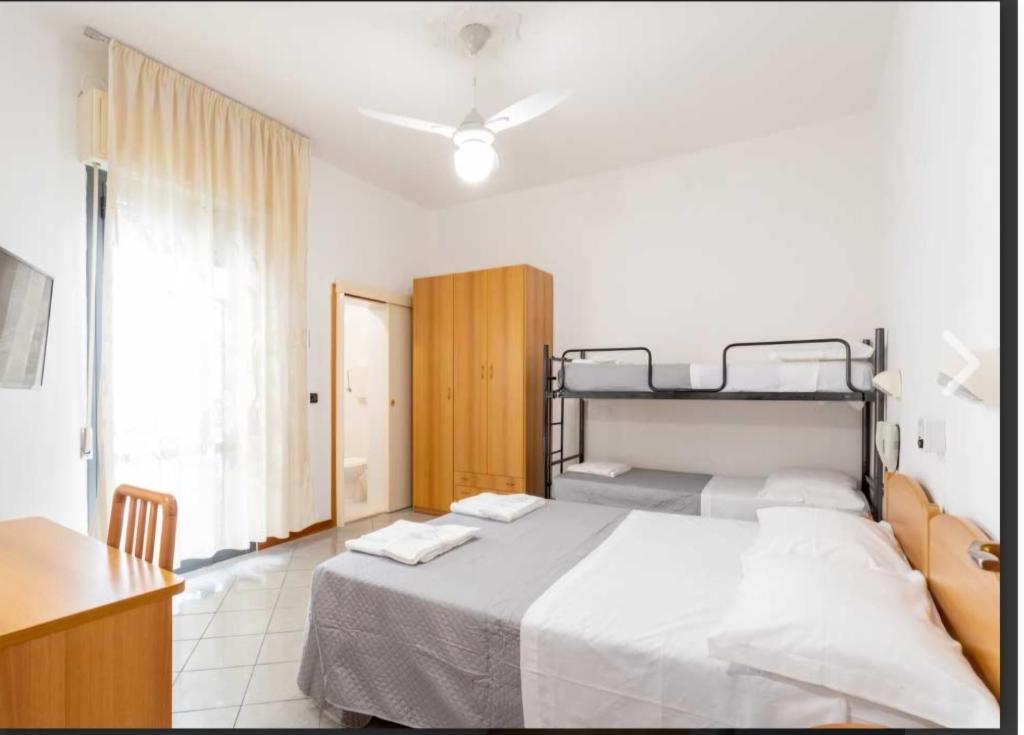 Postel nebo postele na pokoji v ubytování Hotel Rosalba san mauro mare