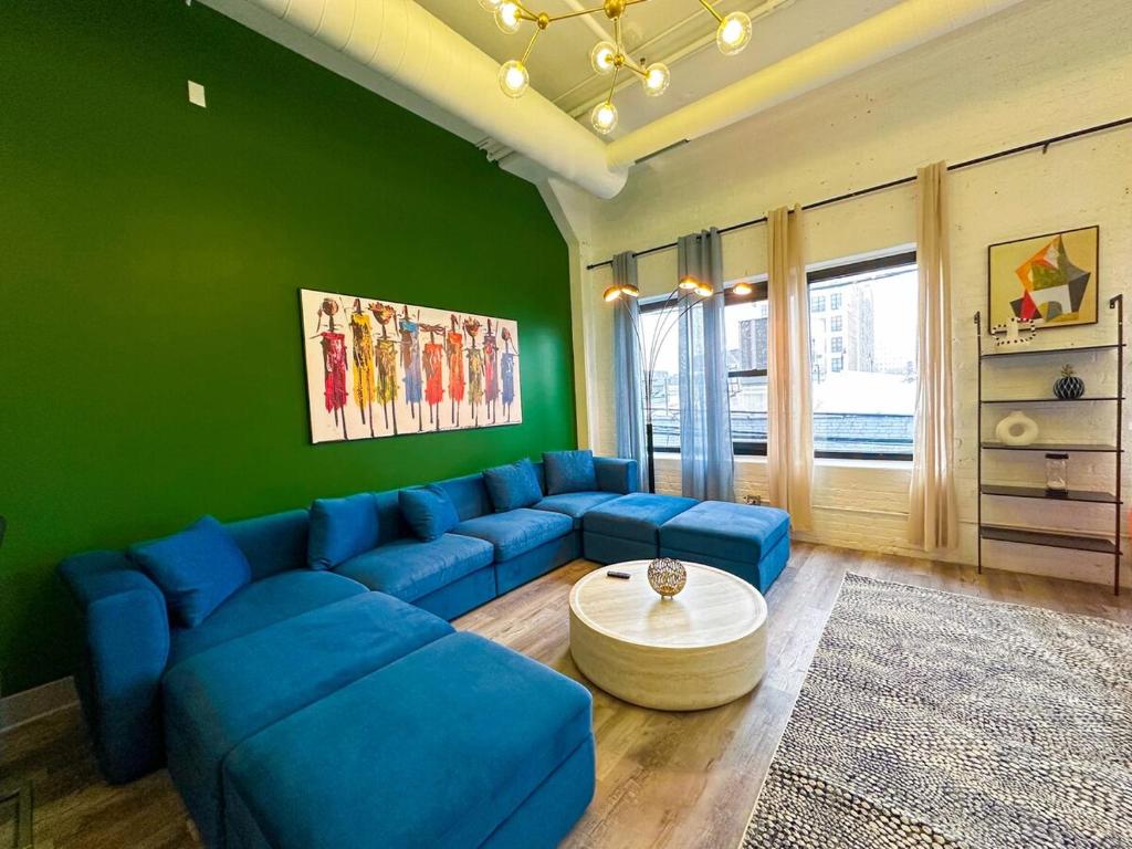 Khu vực ghế ngồi tại Spacious 6BR Luxury Suite Perfect for Groups Near McCormick Place and Soldier Field