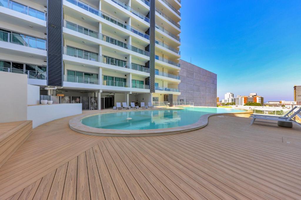 Bazén v ubytování Pandanas Studio Darwin CBD Water Views nebo v jeho okolí