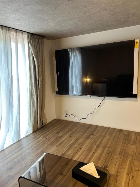 TV a/nebo společenská místnost v ubytování The Book Lounge Hotel Kani