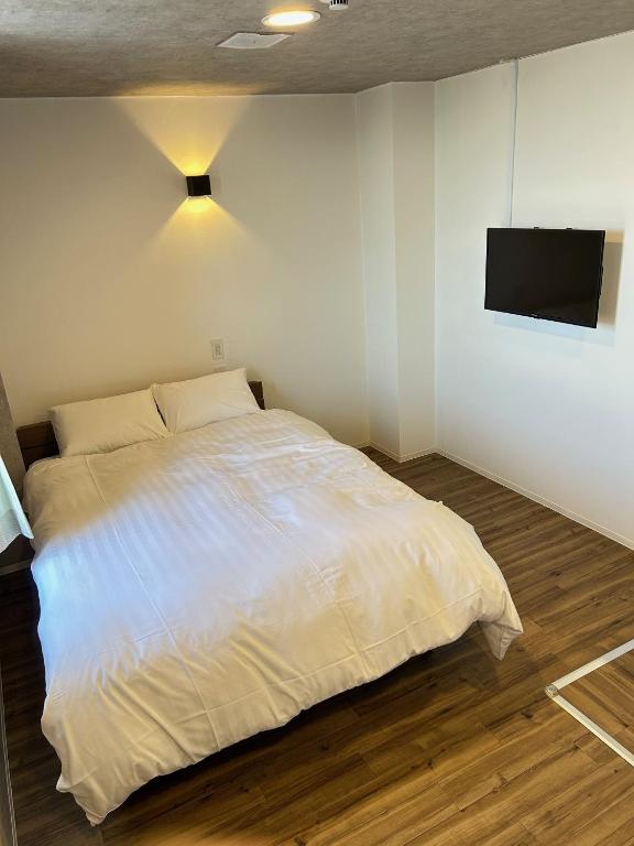 Postel nebo postele na pokoji v ubytování The Book Lounge Hotel Kani