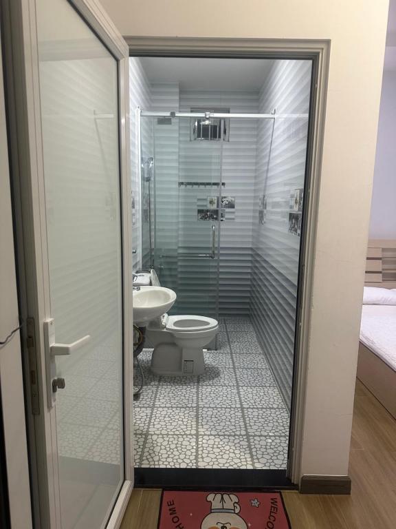 une salle de bains avec toilettes et lavabo dans l'établissement Home Sun Moon - Phan Thiết, à Phan Thiết
