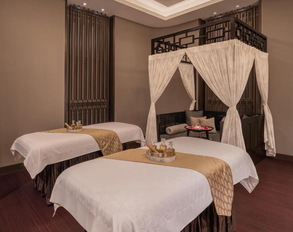 Postel nebo postele na pokoji v ubytování The St. Regis Mumbai