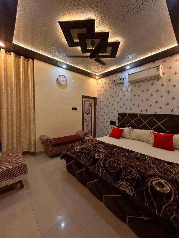 una camera da letto con un letto grande in una stanza di TEMPLE TOWN HOMES assi ghat Varanasi a Varanasi