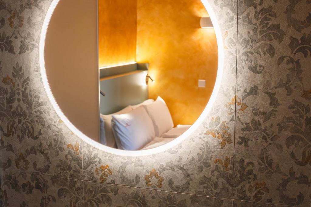 Postel nebo postele na pokoji v ubytování Palazzo Canetti Locarno - Piazza Grande - Suites & Rooms - Easy Self Check-In