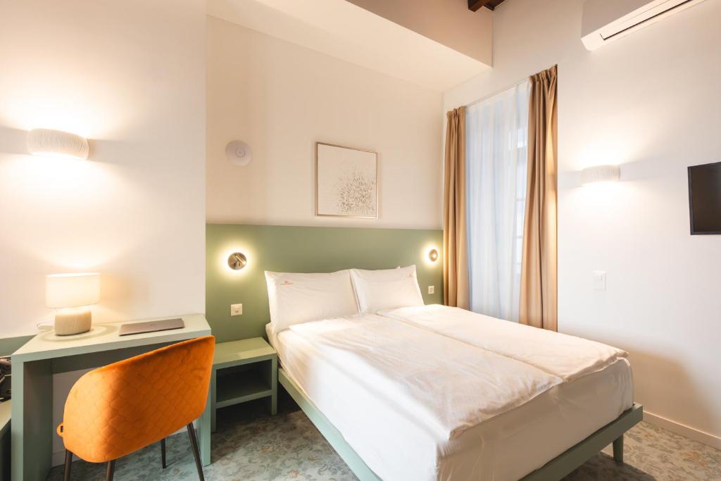 Postel nebo postele na pokoji v ubytování Palazzo Canetti Locarno - Piazza Grande - Suites & Rooms - Easy Self Check-In