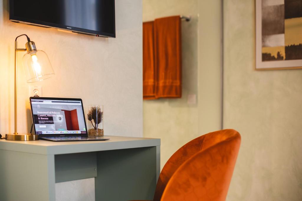 TV a/nebo společenská místnost v ubytování Palazzo Canetti Locarno - Piazza Grande - Suites & Rooms - Easy Self Check-In
