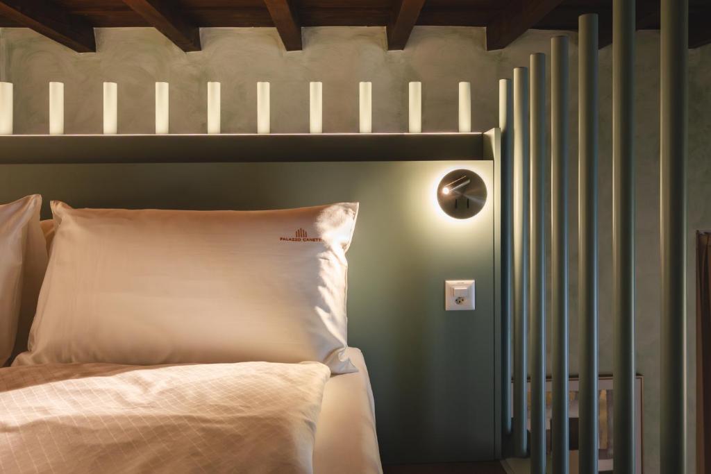 Postel nebo postele na pokoji v ubytování Palazzo Canetti Locarno - Piazza Grande - Suites & Rooms - Easy Self Check-In