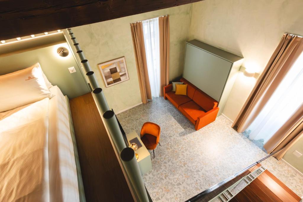 Postel nebo postele na pokoji v ubytování Palazzo Canetti Locarno - Piazza Grande - Suites & Rooms - Easy Self Check-In