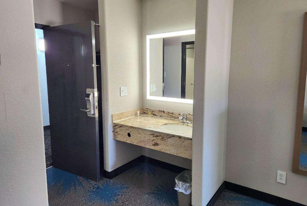 Days Inn & Suites by Wyndham New Iberia - Queen Room With Two Queen Beds - Non-Smoking