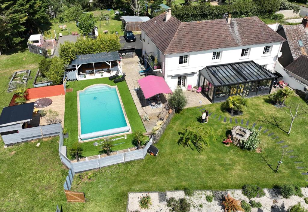 eine Luftaufnahme eines Hauses mit Swimmingpool in der Unterkunft Oasis de Détente avec Piscine et Jacuzzi 300m2 in Roézé-sur-Sarthe