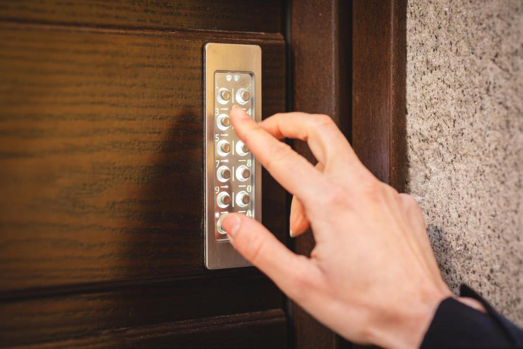 Palazzo Canetti Locarno - Piazza Grande - Suites & Rooms - Easy Self Check-In - Resim 19