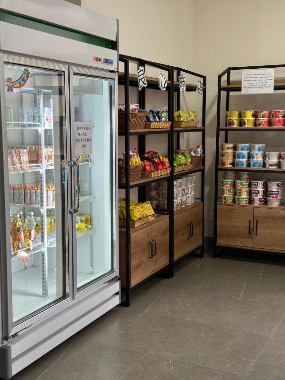 Supermarket nebo jiné obchody v  hotelu nebo okolí