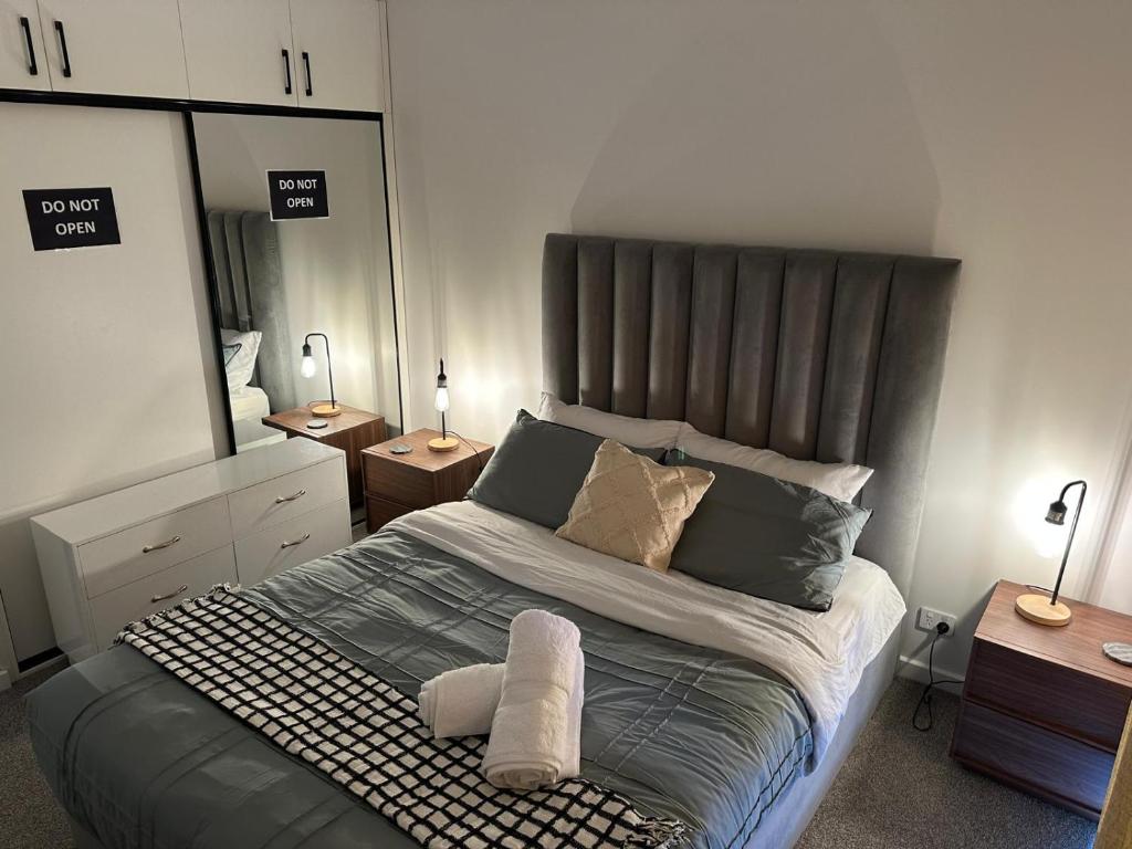 Ένα ή περισσότερα κρεβάτια σε δωμάτιο στο Riseonic Properties