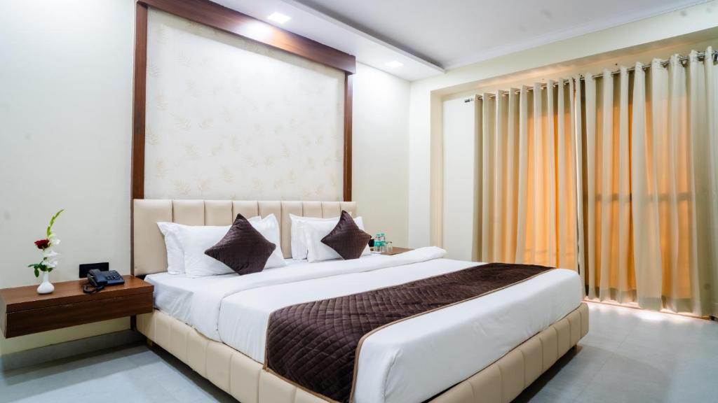 Ένα ή περισσότερα κρεβάτια σε δωμάτιο στο Hotel SGI - Jaipur Airport Hotel