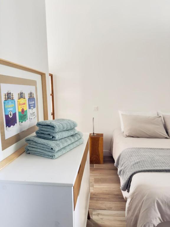 - une chambre avec 2 lits et des serviettes sur un comptoir dans l'établissement Appartement Roi Jérôme - Hypercentre, à Ajaccio