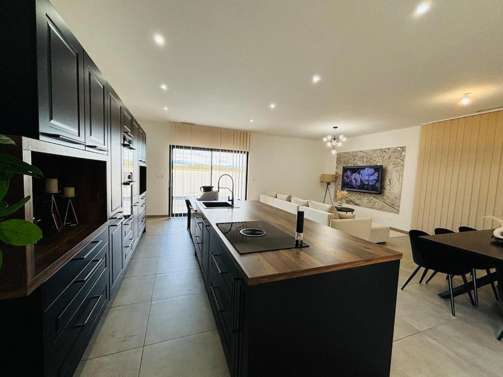 - une grande cuisine avec une grande île dans l'établissement Villa moderne privée avec piscine, vue montagne 3 chambres, à Pennautier