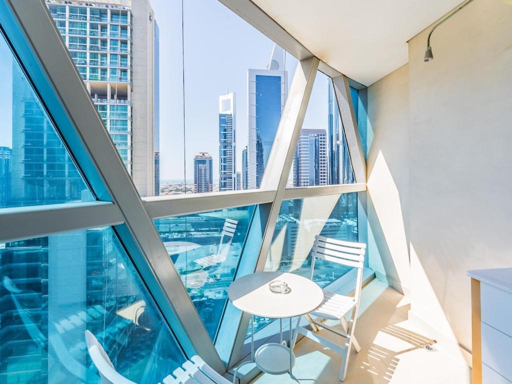 Bazén v ubytování Luxury Spacious Condo in the Iconic Park Towers nebo v jeho okolí