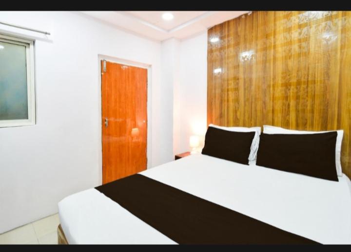 Postel nebo postele na pokoji v ubytování Hotel Sai Vinayaka