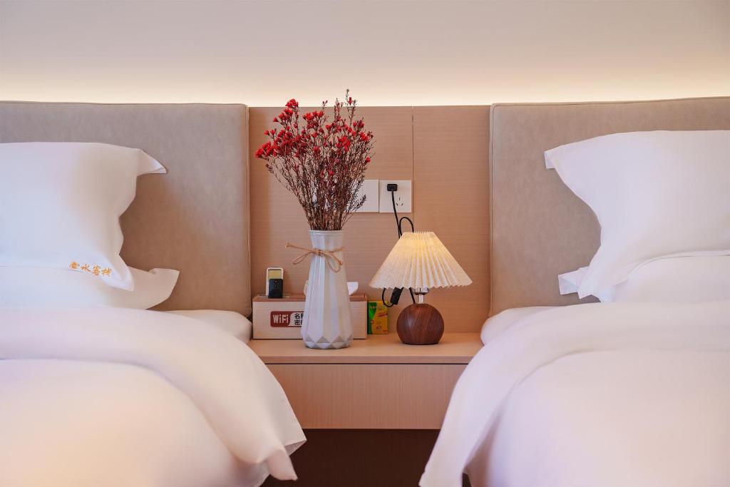 Postel nebo postele na pokoji v ubytování Jianshui Yunshui Inn
