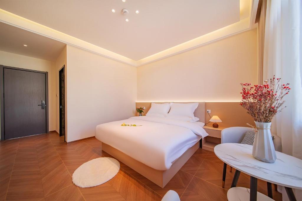 Postel nebo postele na pokoji v ubytování Jianshui Yunshui Inn