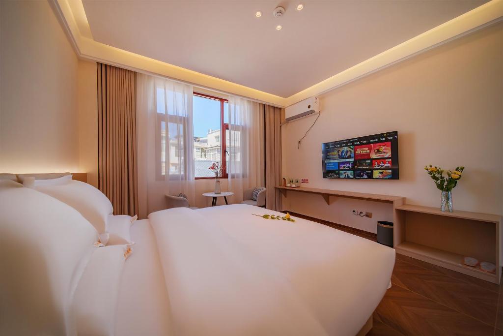 Postel nebo postele na pokoji v ubytování Jianshui Yunshui Inn