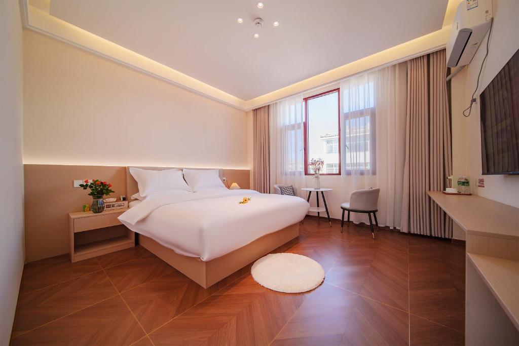 Postel nebo postele na pokoji v ubytování Jianshui Yunshui Inn