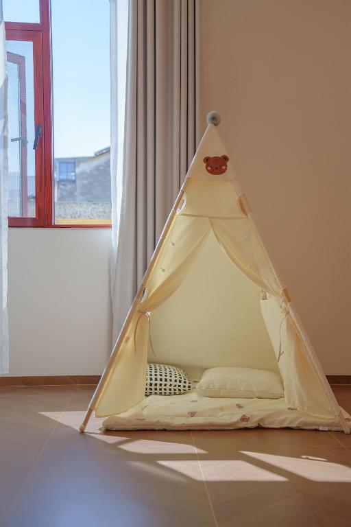 Postel nebo postele na pokoji v ubytování Jianshui Yunshui Inn