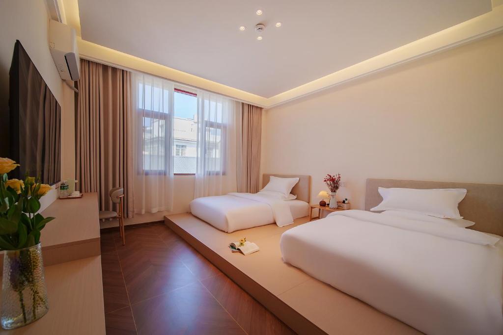 Postel nebo postele na pokoji v ubytování Jianshui Yunshui Inn