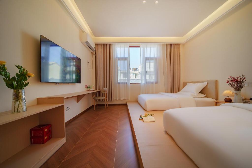 Postel nebo postele na pokoji v ubytování Jianshui Yunshui Inn