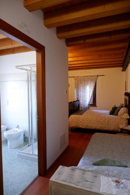 Ένα ή περισσότερα κρεβάτια σε δωμάτιο στο Agriturismo Antica Corte Contadina