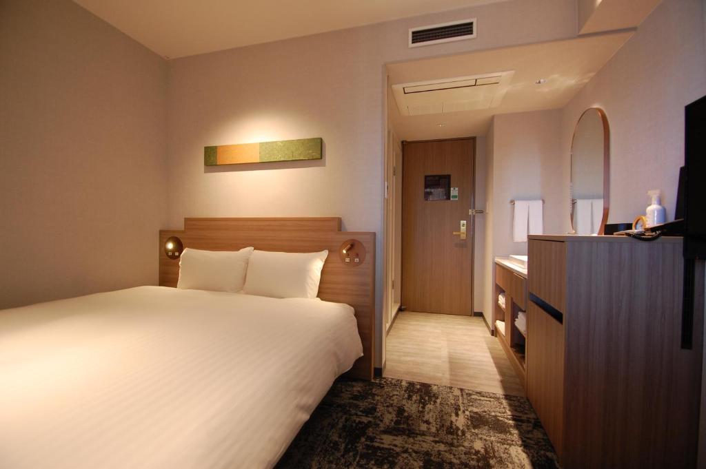 Postel nebo postele na pokoji v ubytování Izumo Royal Hotel
