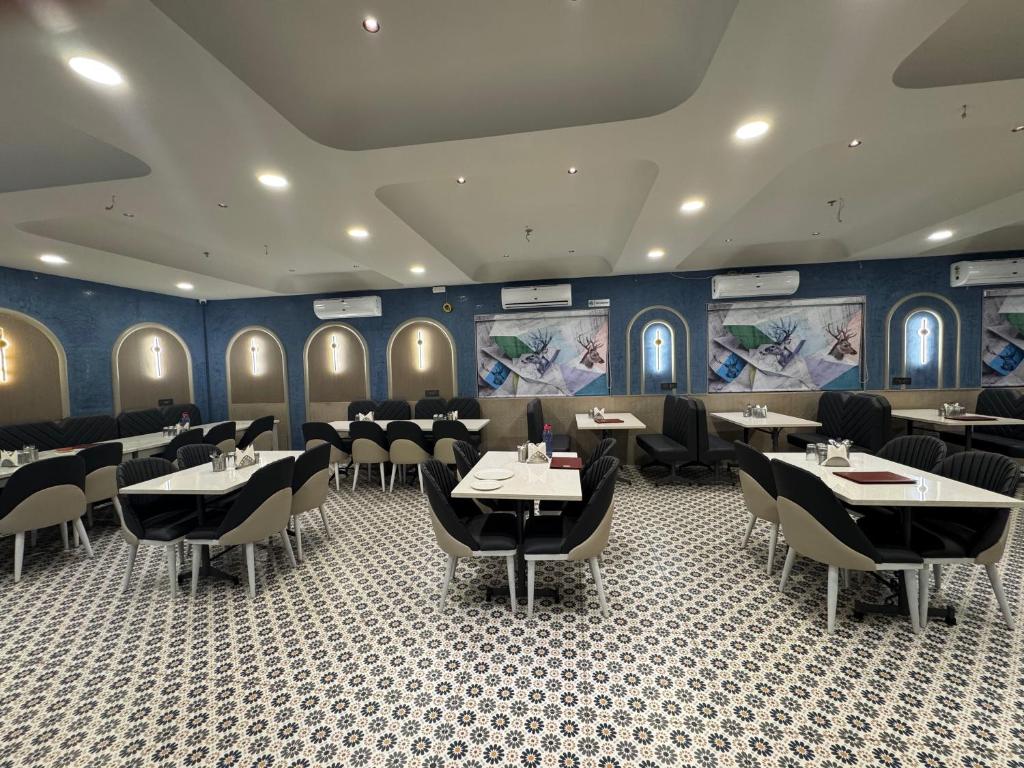 Restaurace v ubytování Adarsh Hotel